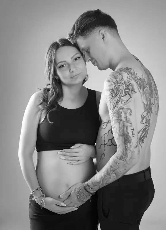 photo de grossesse en couple en noir et blanc