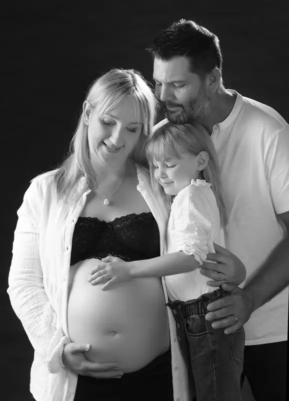 photo de grossesse en famille en noir et blanc