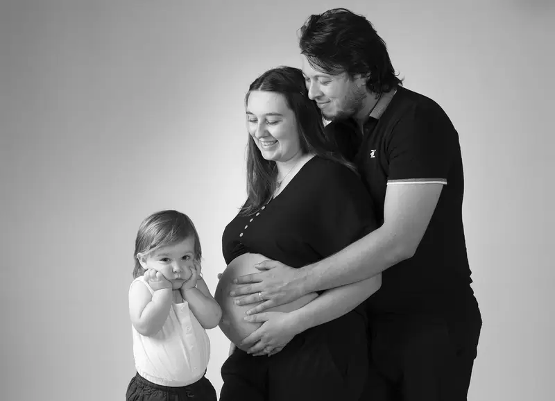 photo grossesse en couple et fille en noir et blanc