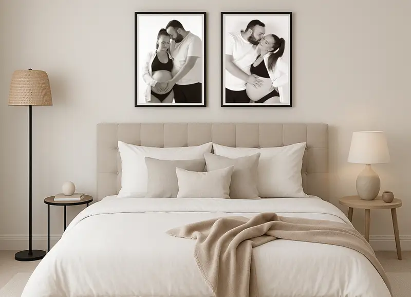 Chambre des parents avec des photo de grossesse