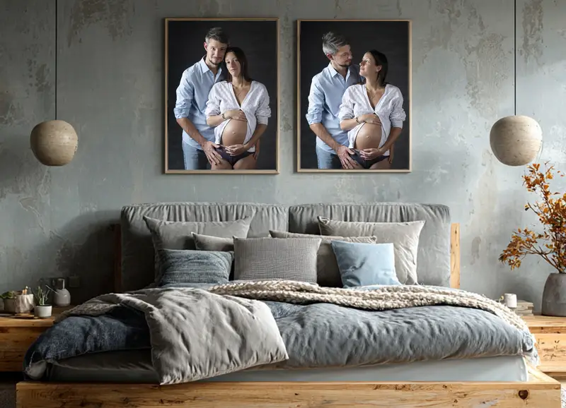 Chambre des parents avec des photos de grossesse accrochées au mur