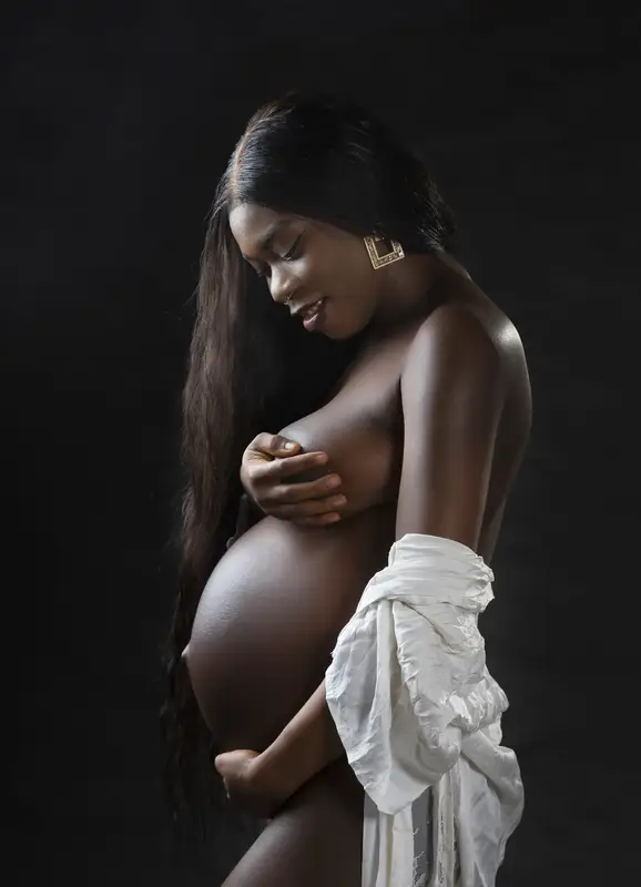 portrait de grossesse de femme seule