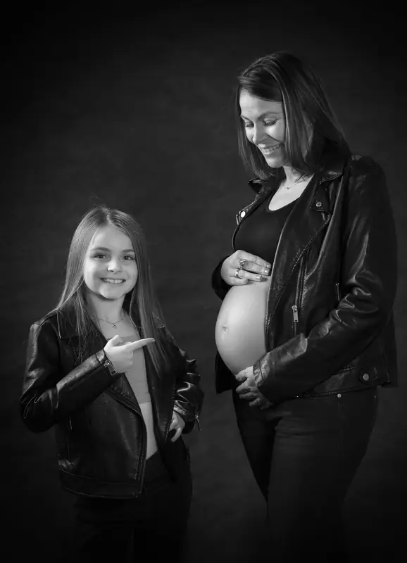 photo grossesse maman et sa fille en noir et blanc