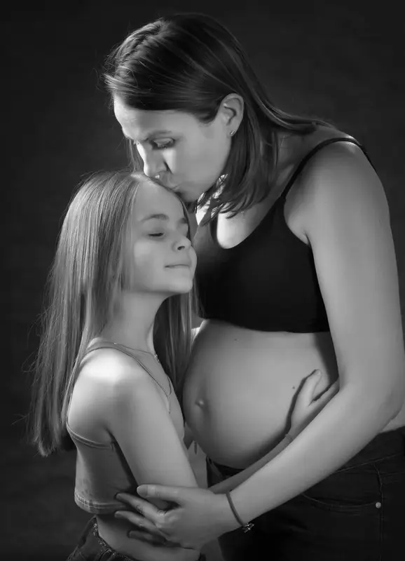photo grossesse maman et sa fille en noir et blanc 2
